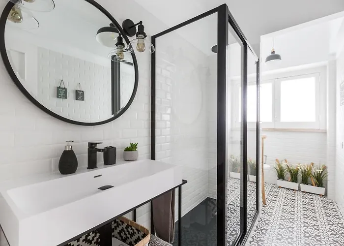 Stroll to Coffee Shops Near a Renovated Hillside Apartment in Graça Lisboa