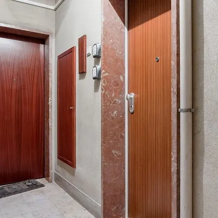 Stroll To Coffee Shops Near A Renovated Hillside In Graca Apartment *