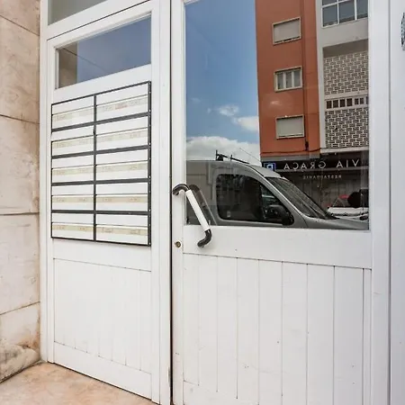 Stroll To Coffee Shops Near A Renovated Hillside In Graca Апартаменты *
