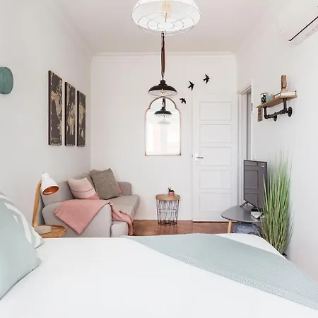 Stroll To Coffee Shops Near A Renovated Hillside In Graca Apartment