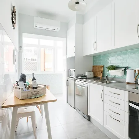 Stroll To Coffee Shops Near A Renovated Hillside In Graca Apartman