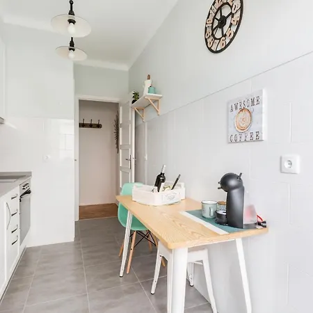 Stroll To Coffee Shops Near A Renovated Hillside In Graca Apartment *