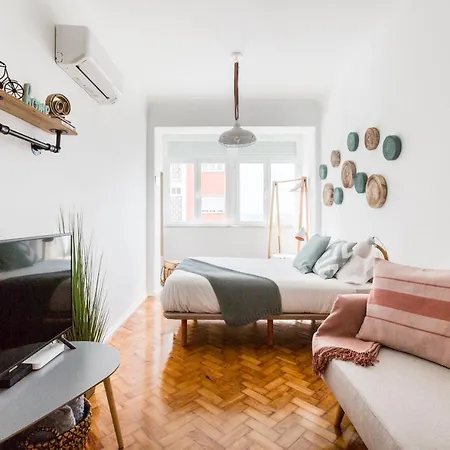 Stroll To Coffee Shops Near A Renovated Hillside In Graca Apartman