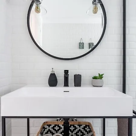 Stroll To Coffee Shops Near A Renovated Hillside In Graca *