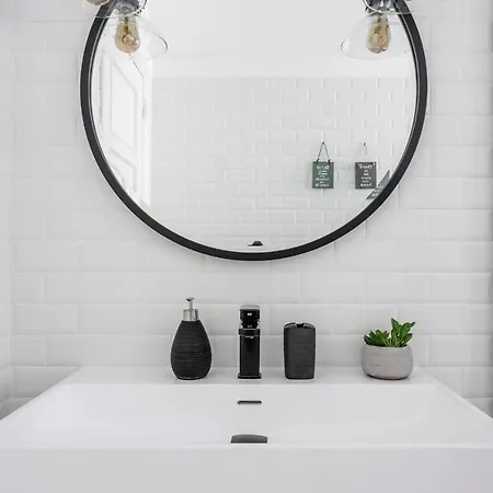 Stroll To Coffee Shops Near A Renovated Hillside In Graca Apartman