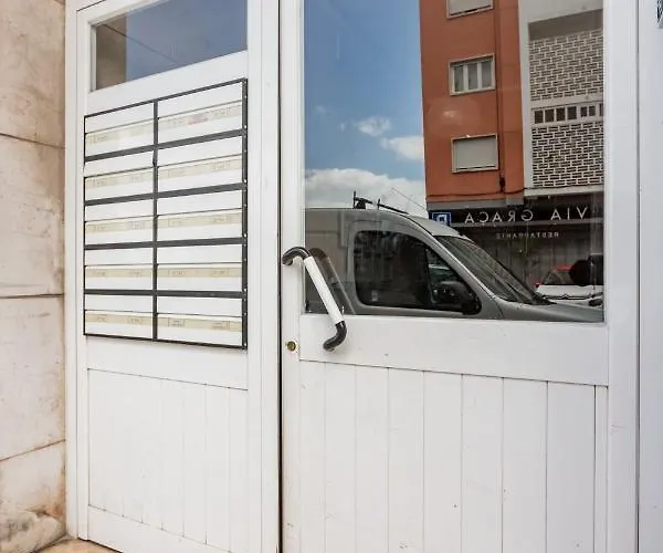 Stroll To Coffee Shops Near A Renovated Hillside In Graca شقة *