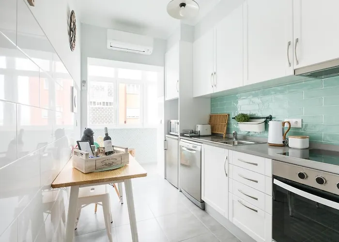 Stroll To Coffee Shops Near A Renovated Hillside In Graca Apartment