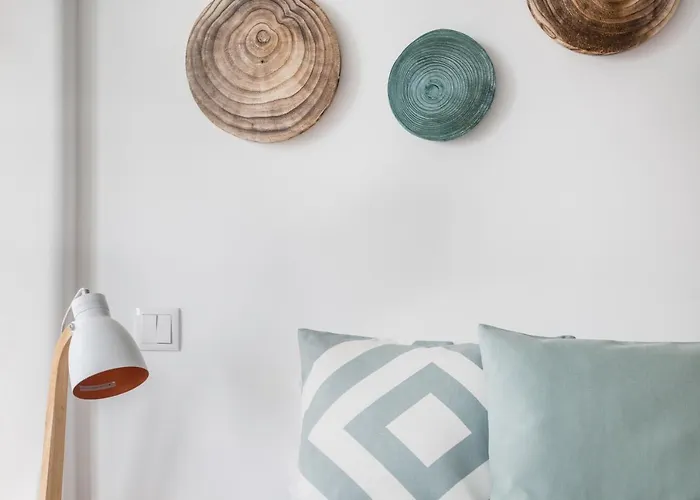 Stroll To Coffee Shops Near A Renovated Hillside In Graca شقة *