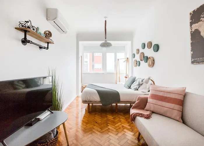 Stroll To Coffee Shops Near A Renovated Hillside In Graca شقة