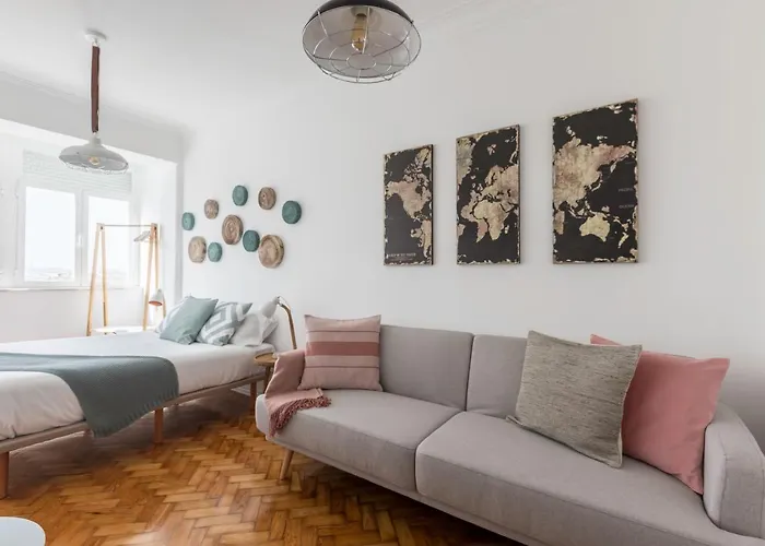 Stroll To Coffee Shops Near A Renovated Hillside In Graca Apartment *