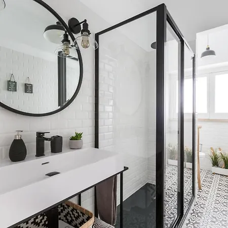 Stroll To Coffee Shops Near A Renovated Hillside In Graca Lizbona