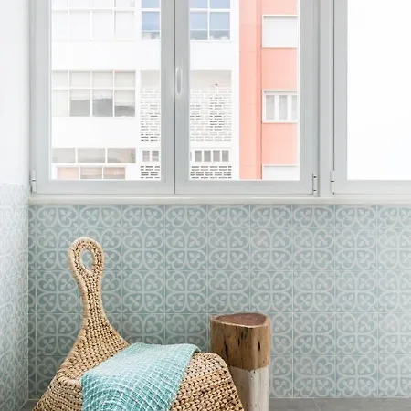 Stroll To Coffee Shops Near A Renovated Hillside In Graca Апартаменти *