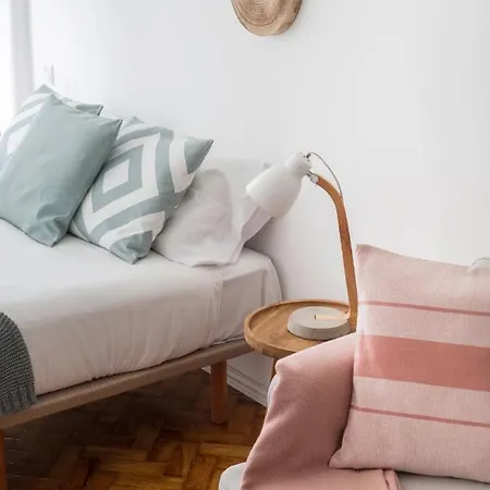 Stroll To Coffee Shops Near A Renovated Hillside In Graca Lizbona