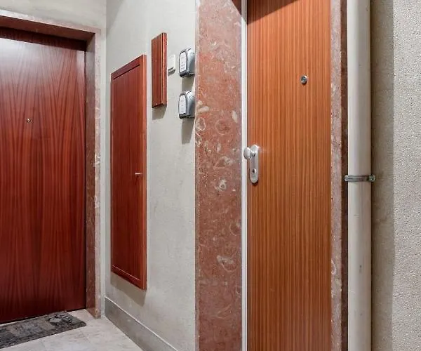 Stroll To Coffee Shops Near A Renovated Hillside In Graca Lejlighed *