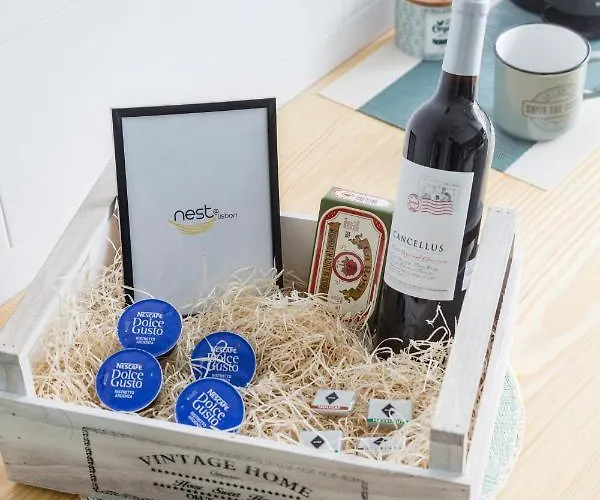 Stroll To Coffee Shops Near A Renovated Hillside In Graca Lisboa