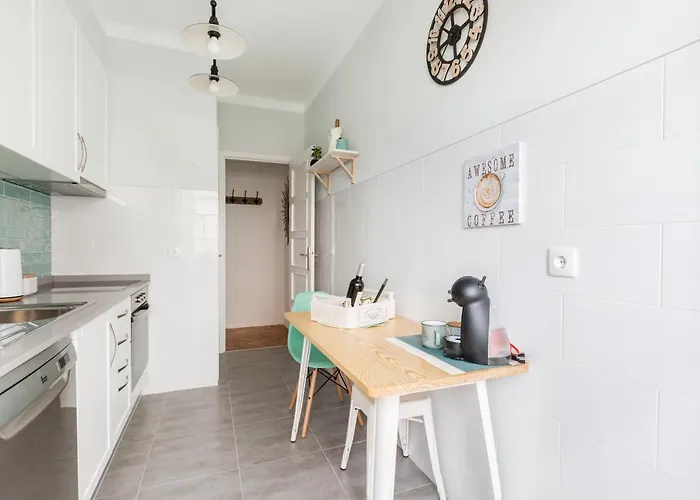 Stroll To Coffee Shops Near A Renovated Hillside In Graca Lejlighed *