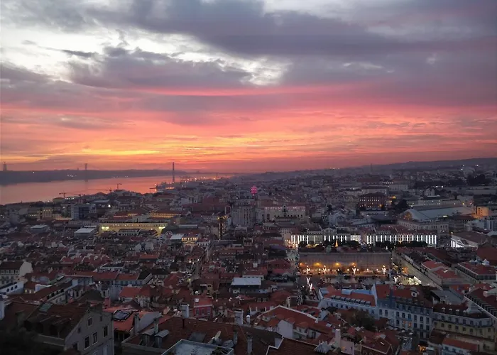 Stroll To Coffee Shops Near A Renovated Hillside In Graca * Lisboa