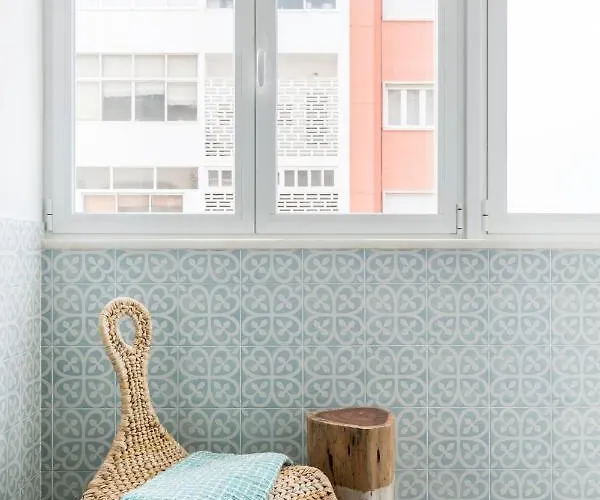 Stroll To Coffee Shops Near A Renovated Hillside In Graca Lejlighed *