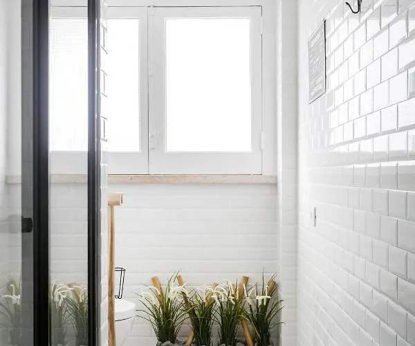 Stroll To Coffee Shops Near A Renovated Hillside In Graca Lisboa