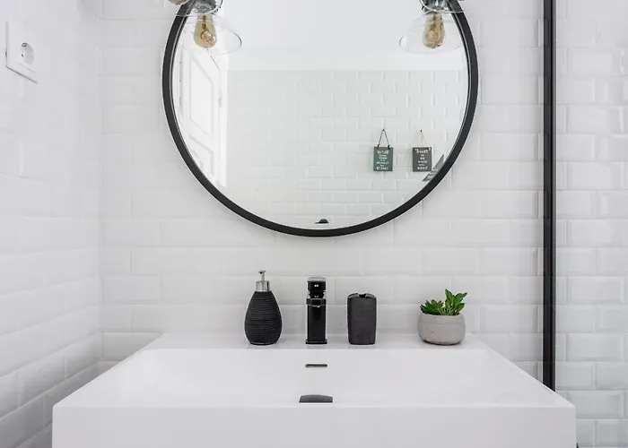 Stroll To Coffee Shops Near A Renovated Hillside In Graca Lejlighed