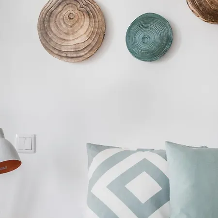 Stroll To Coffee Shops Near A Renovated Hillside In Graca Apartment *