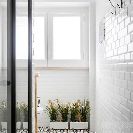 Stroll To Coffee Shops Near A Renovated Hillside In Graca Lissabon